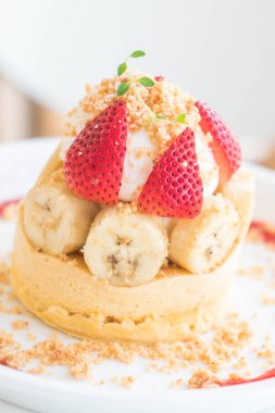 sıcak kek krem, çilek, muz ve tanımlama bilgisi ile harap 
