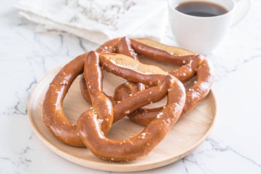 tuzlu kraker ekmek plaka üzerinde