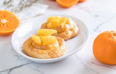 Turuncu plaka üzerinde tart