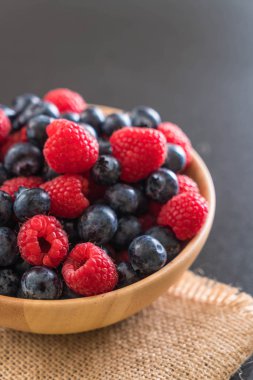 taze yaban mersini ve rasberry 