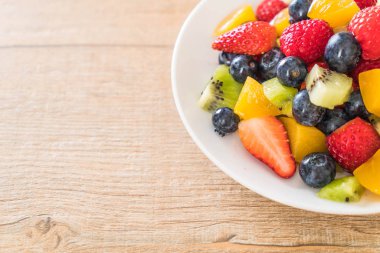 karışık taze meyve (çilek, ahududu, yaban mersini, kivi, mang