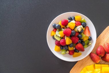 karışık taze meyve (çilek, ahududu, yaban mersini, kivi, mang