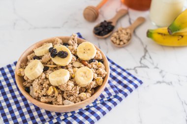 Granola muz, Kuru üzüm ve süt ile 