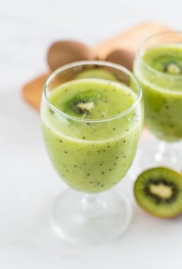 Sağlıklı taze kivi smoothie cam