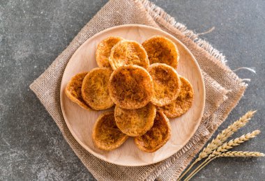 kurutulmuş rendelenmiş domuz etinin pirinç kraker