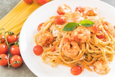 Spagetti karides, domates, fesleğen ve peynir ile 