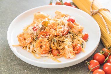 Spagetti karides, domates, fesleğen ve peynir ile 