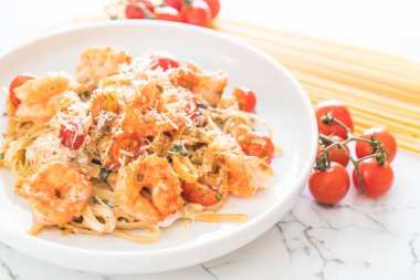 Spagetti karides, domates, fesleğen ve peynir ile 