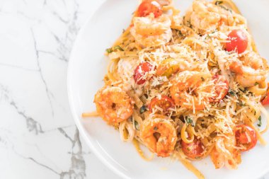 Spagetti karides, domates, fesleğen ve peynir ile 