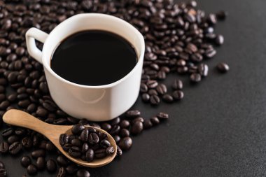 Kahve fincanı ve fasulye