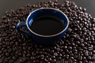 Kahve fincanı ve fasulye