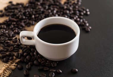 Kahve fincanı ve fasulye