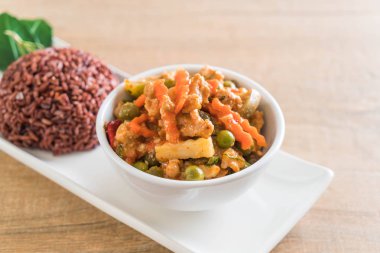 Domuz eti ve berry pirinç Panaeng köri