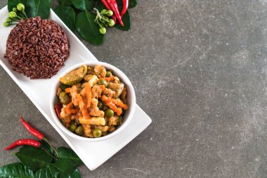 Domuz eti ve berry pirinç Panaeng köri