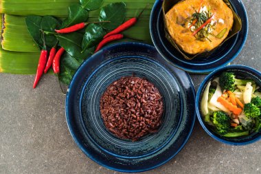 Haşlanmış balık köri ile yapıştırın ve pirinç berry