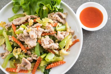 Tavada kızartılmış Shanghai Noodle domuz eti ile