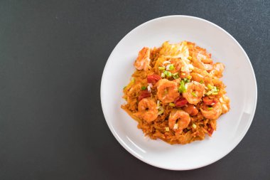 Kore baharatlı sos ve karides kızarmış pilav