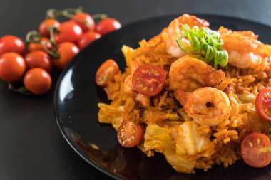 Kore baharatlı sos ve karides kızarmış pilav