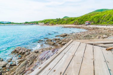 Güzel tropikal beach Koh Larne Patta içinde adlı ile tahta köprü