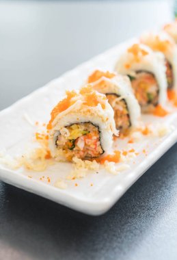suşi roll maki tempura