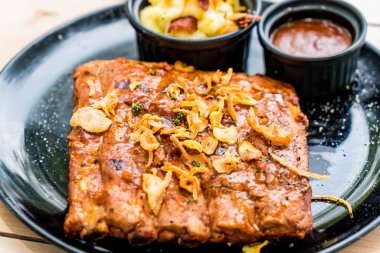 Izgara kaburga domuz barbekü sosu ile