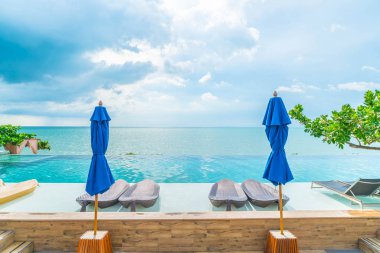 Güzel lüks şemsiye ve sandalye etrafında Açık Yüzme Havuzu