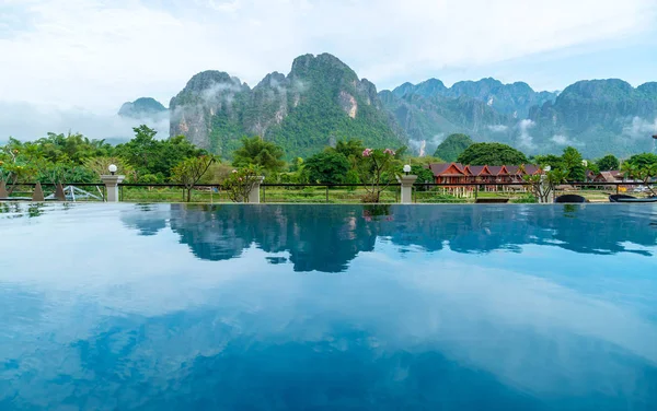 Yüzme Havuzu, güzel dağ arka plan