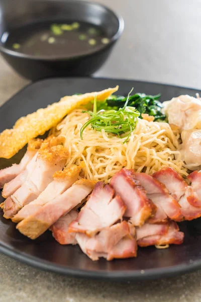 Yumurta noodle kırmızı kızarmış domuz, gevrek domuz eti, köfte ve çorba ile 