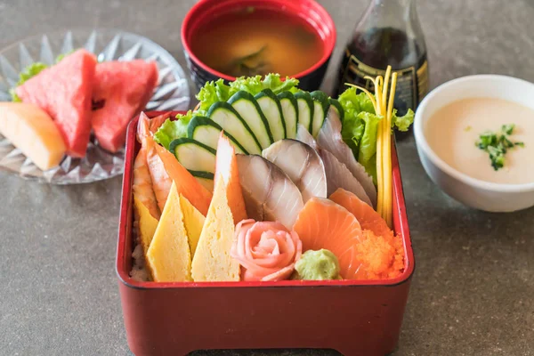 Pirinç bento kutusunda Ham taze sashimi