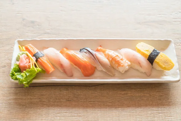 Ham ve taze nigiri suşi beyaz plaka 