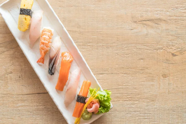 Ham ve taze nigiri suşi beyaz plaka 