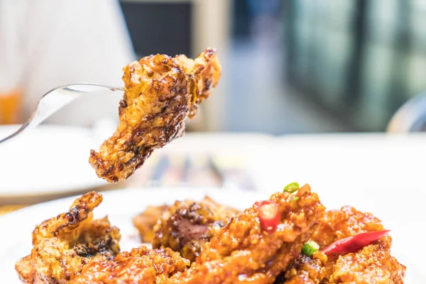 Baharatlı soslu kızarmış tavuk