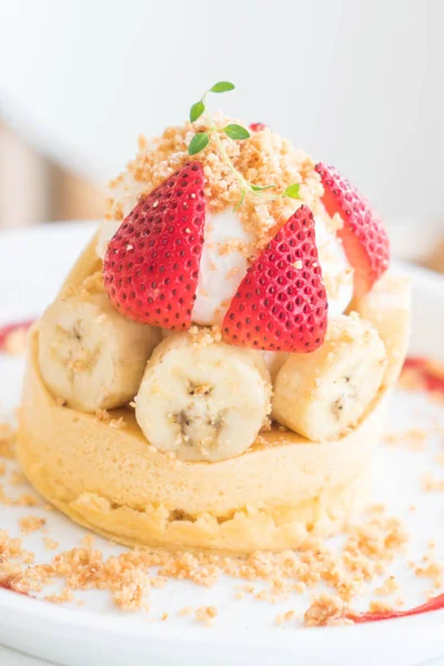 sıcak kek krem, çilek, muz ve tanımlama bilgisi ile harap 