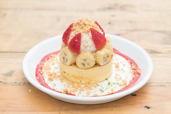 Pastel caliente con crema, fresa, plátano y galletas se desmoronan — Foto de Stock