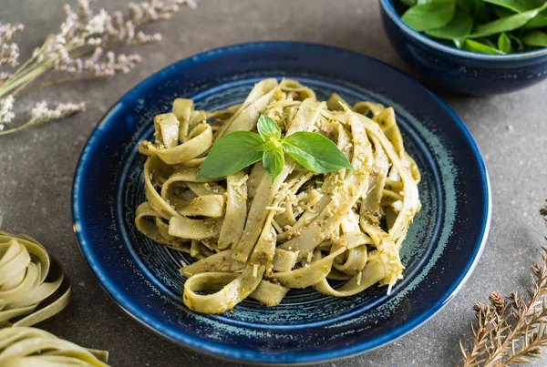 Fettuccine di spinaci su piatto — Foto Stock