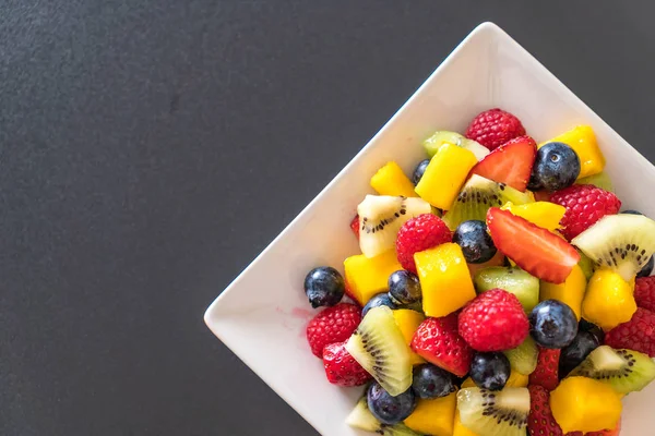 Mixed fresh fruits (strawberry, raspberry, blueberry, kiwi, mang — Stock Photo, Image