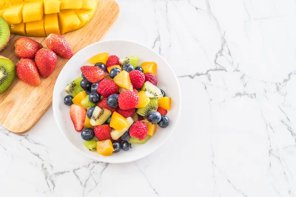 Mixed fresh fruits (strawberry, raspberry, blueberry, kiwi, mang — Stock Photo, Image