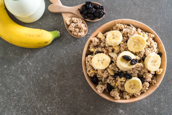 Granola muz, Kuru üzüm ve süt ile 