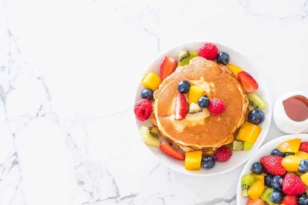 Panqueca com frutas de mistura — Fotografia de Stock