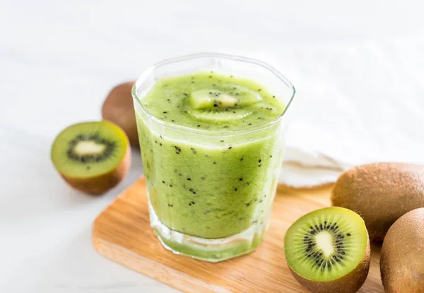 Gezonde verse kiwi smoothie in glas — Stockfoto