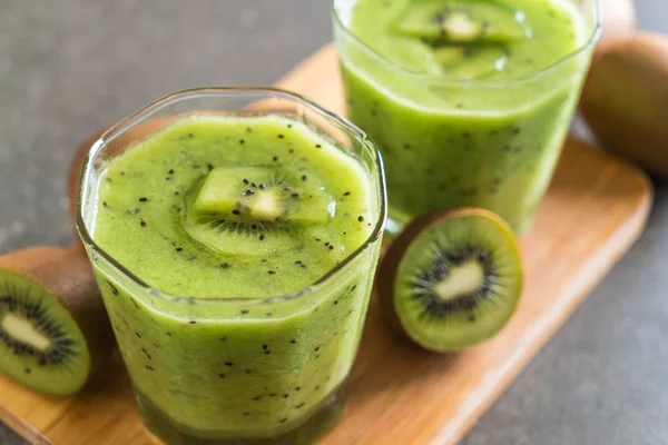 Gesunder frischer Kiwi-Smoothie im Glas — Stockfoto