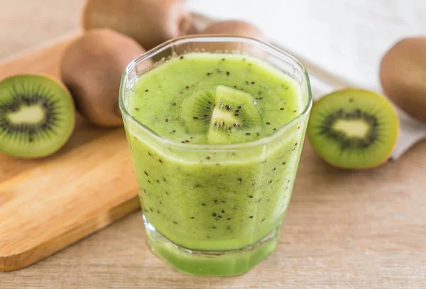 Gezonde verse kiwi smoothie in glas — Stockfoto