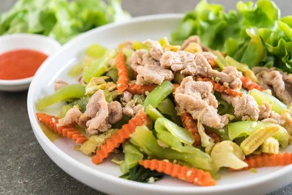 Tavada kızartılmış Shanghai Noodle domuz eti ile