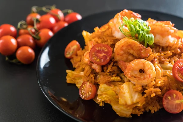 Kore baharatlı sos ve karides kızarmış pilav
