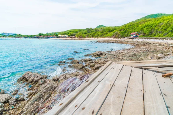 Güzel tropikal beach Koh Larne Patta içinde adlı ile tahta köprü
