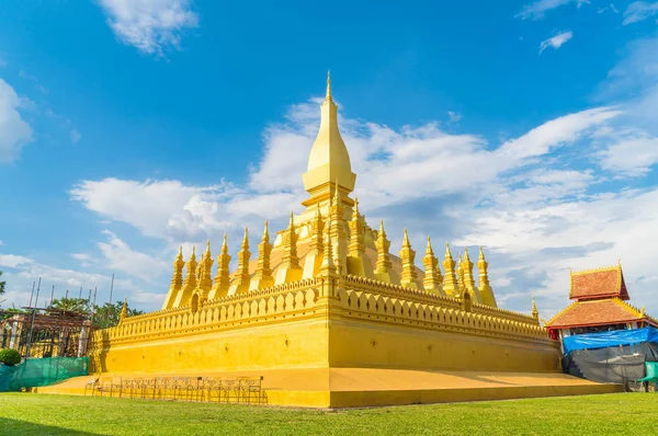 Hermosa arquitectura en Pha That Luang, Vientiane, Laos . — Foto de Stock