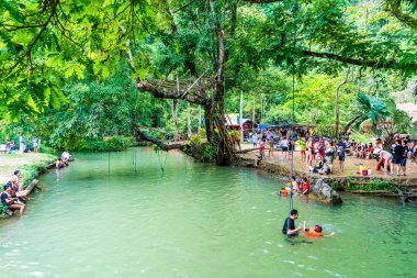 Vangvieng, Laos 13 Mayıs 2017: Turist Blue Lagoon tadını çıkarın