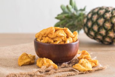 kurutulmuş ananas gevrek cipsi