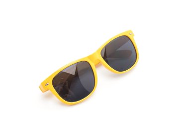 beyaz zemin üzerine sarı güneş gözlüğü