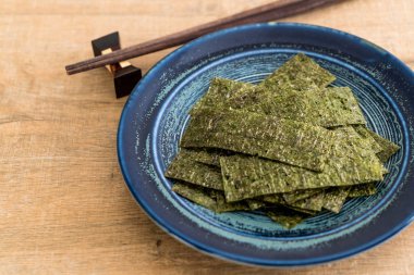 plaka üzerinde kurutulmuş yosun